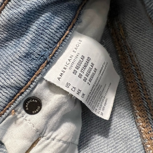 American Eagle Hi-Rise Tomgirl distressed light washed jean - Picture 4 of 6